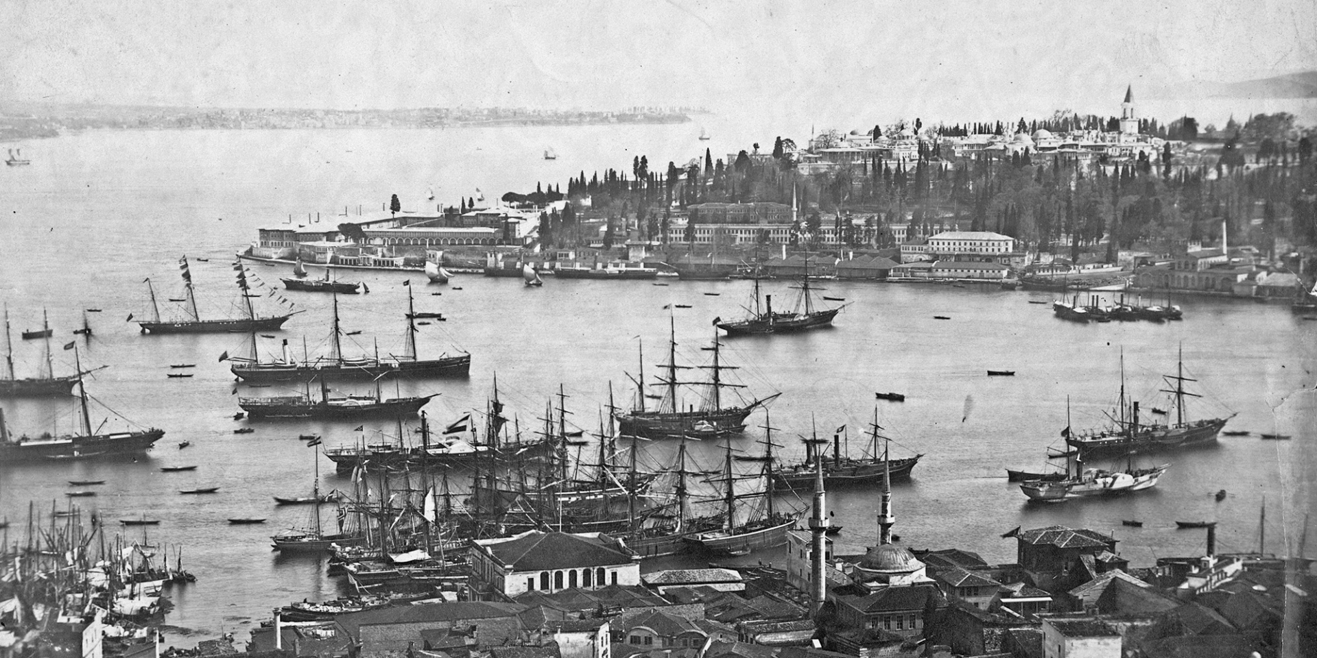 Фотографія кораблів у&nbsp;протоці Босфор поблизу Стамбула за рік до підписання Конвенції Монтре, 1935 рік (Фото: Hulton-Deutsch Collection/CORBIS/Corbis via Getty Images))