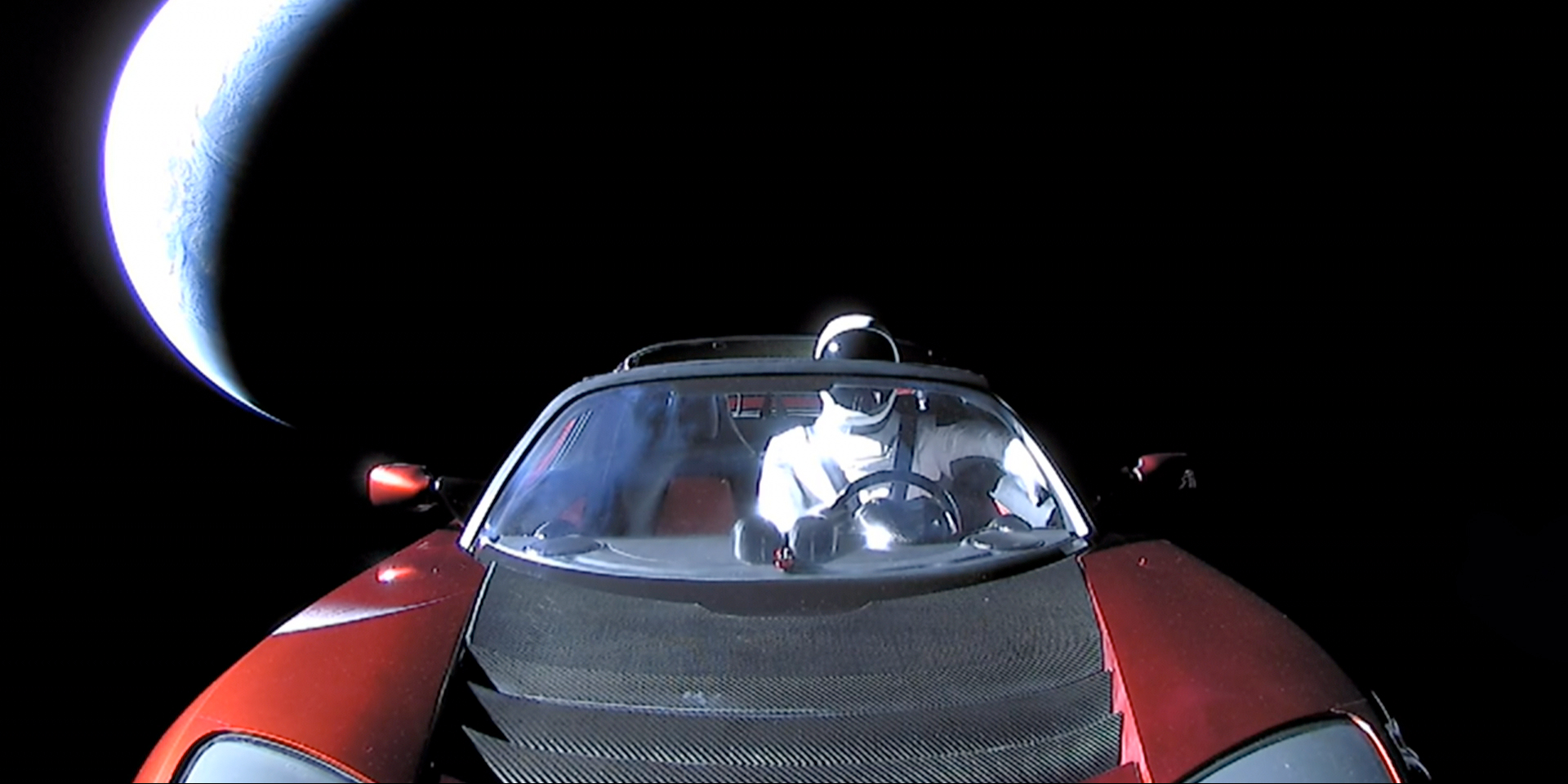 Орбіту Tesla Roadster Маска прорахували на мільйони років вперед. На&nbsp;зображенні — останнє фото родстера, відправленого в&nbsp;космос (Фото: SpaceX)