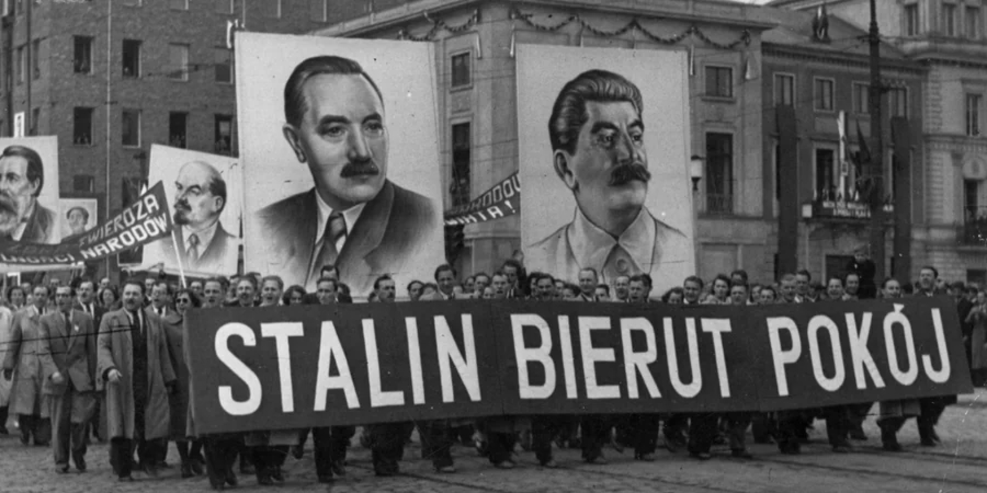 Первомайская демонстрация в&nbsp;Варшаве 1951 года. Надпись на&nbsp;транспаранте «Сталин&nbsp;— Берут&nbsp;— Мир» станет официальным идеологическим мемом вплоть до&nbsp;смерти кремлевского диктатора в&nbsp;марте 1953-го (Фото: РАР)