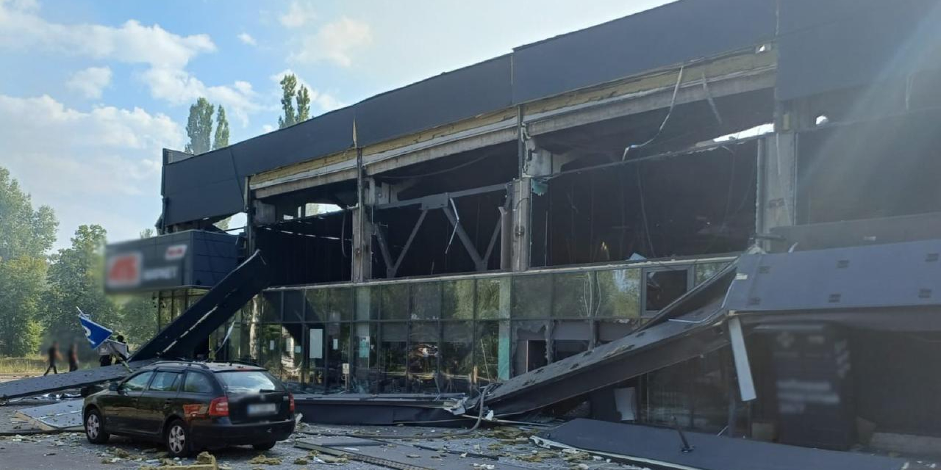 Росіяни вдарили дроном по&nbsp;супермаркету АТБ у&nbsp;Чернігові (Фото: Національна поліція України)