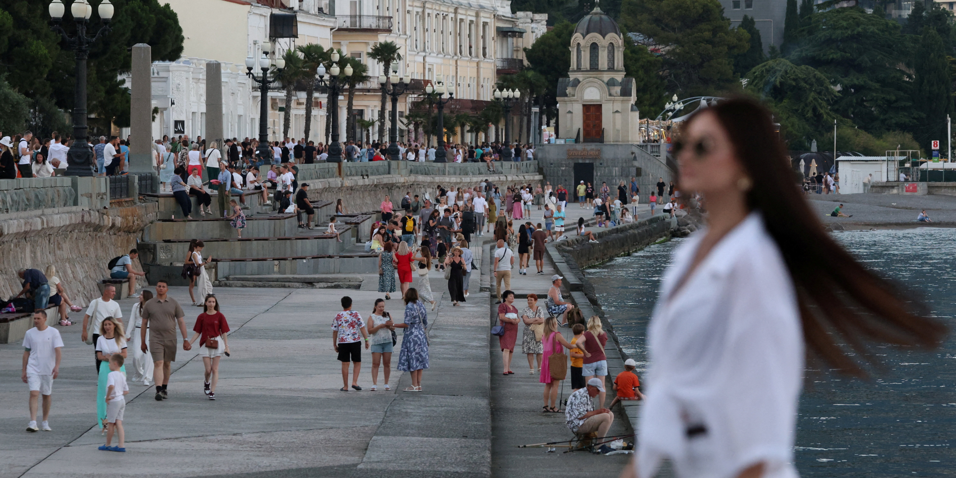 Люди на&nbsp;набережній в&nbsp;Ялті, 11 липня 2026 рік (Фото: REUTERS/Alexey Pavlishak)