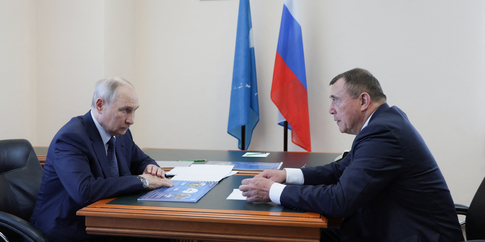 Російський диктатор Володимир Путін зустрічається з&nbsp;губернатором Сахаліна під час поїздки на&nbsp;Курильські острови, 13 серпня 2026 року (Фото: Sputnik/Gavriil Grigorov/Pool via REUTERS)