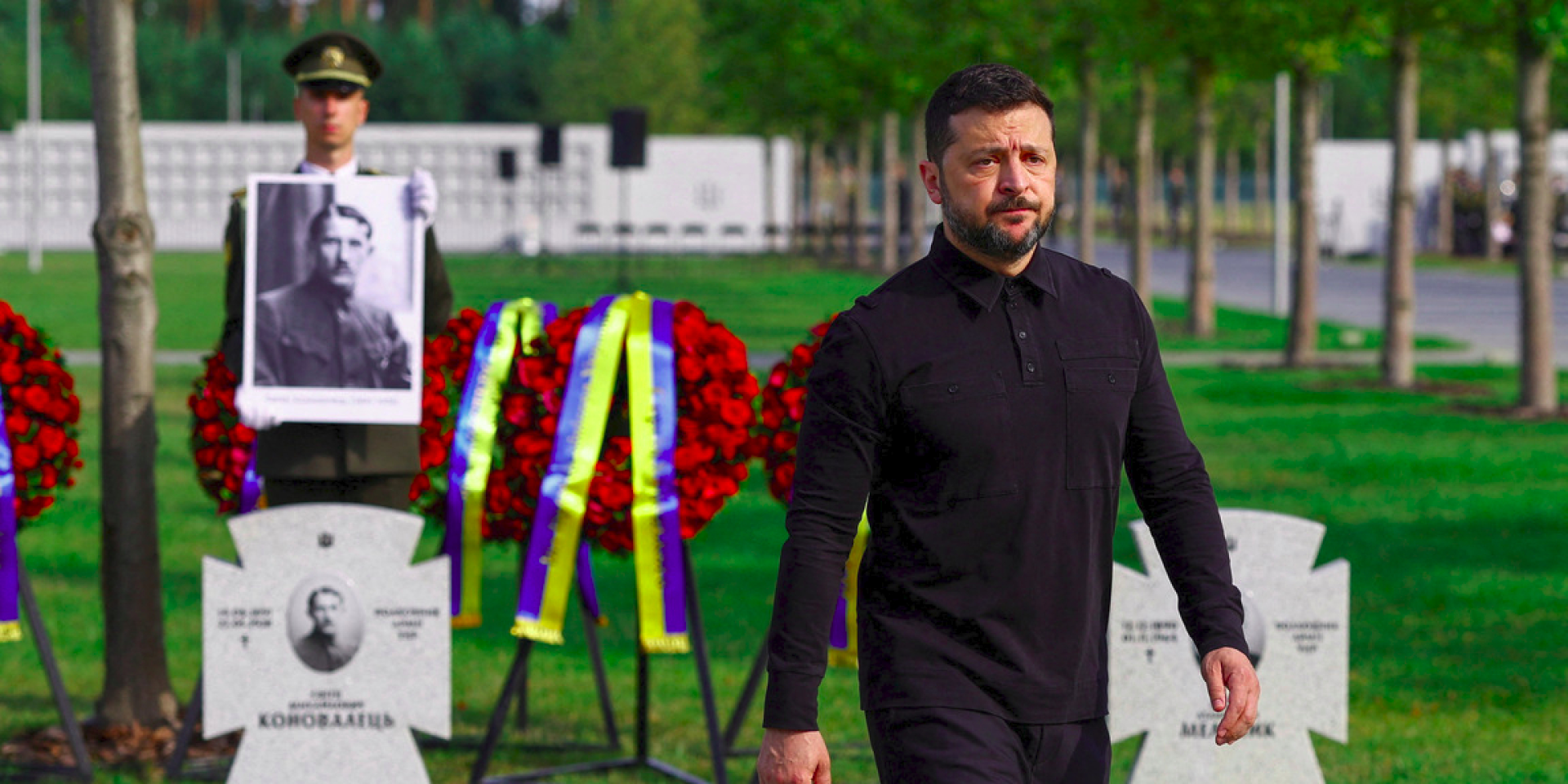 Президент України Володимир Зеленський під час церемонії перепоховання Євгена Коновальця, 18 серпня 2026 року (Фото: REUTERS/Valentyn Ogirenko)