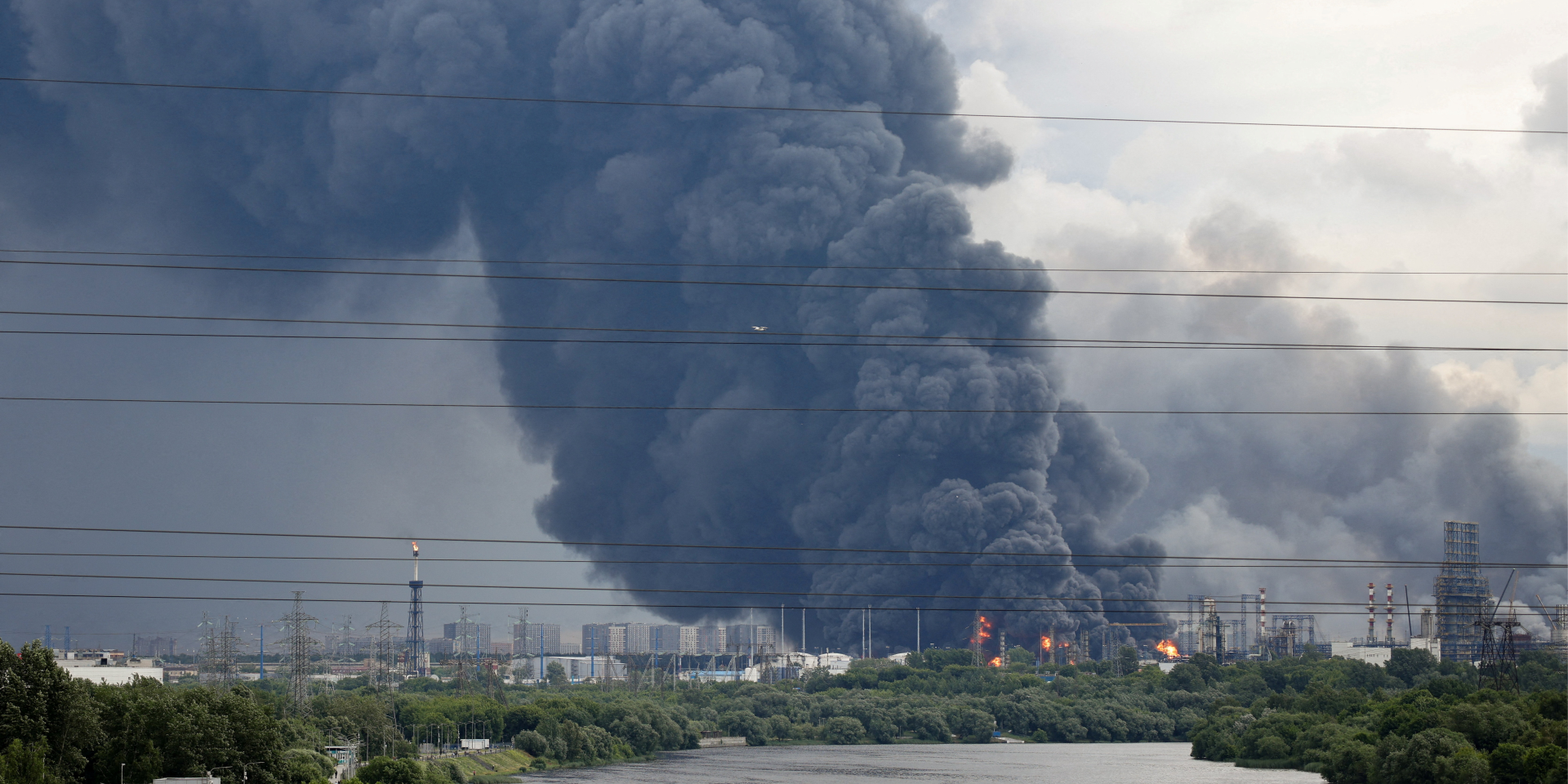 Дым над российским НПЗ в&nbsp;Москве, 18&nbsp;июня 2026 года (Фото: SOCIAL MEDIA/via REUTERS)