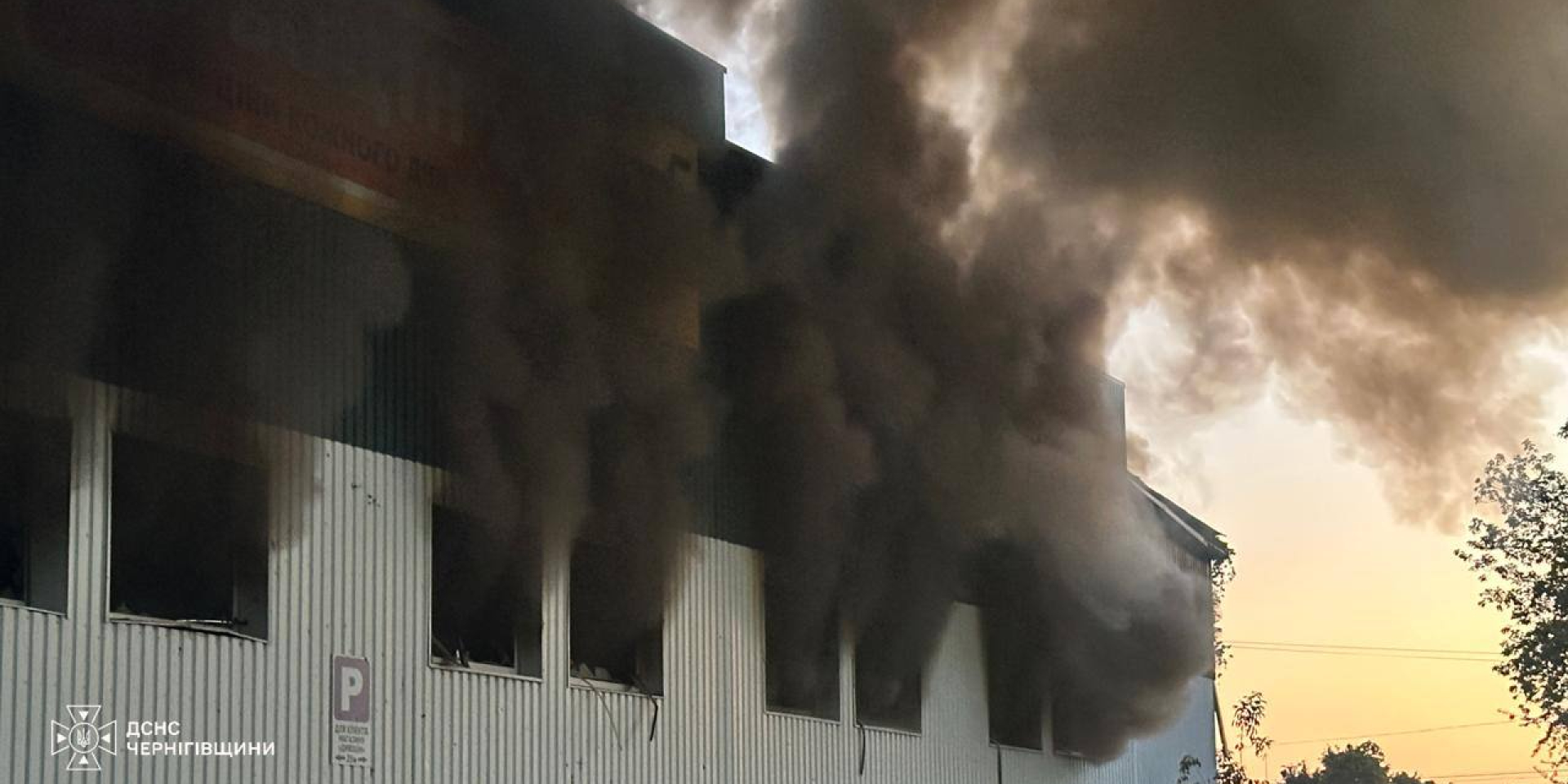Наслідки ворожого обстрілу (Фото: Управління ДСНС в&nbsp;Чернігівській області)