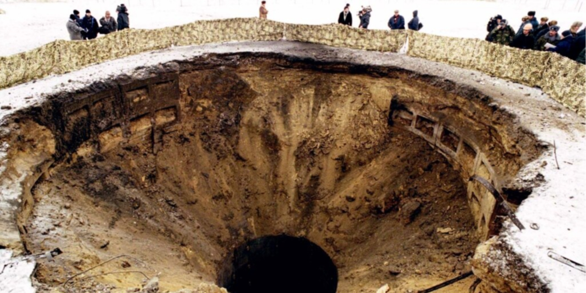 Журналісти та&nbsp;офіційні особи із США, Росії та&nbsp;України оглядають воронку після підриву ракетної шахти в&nbsp;Первомайську в&nbsp;1996 році (Фото: REUTERS)