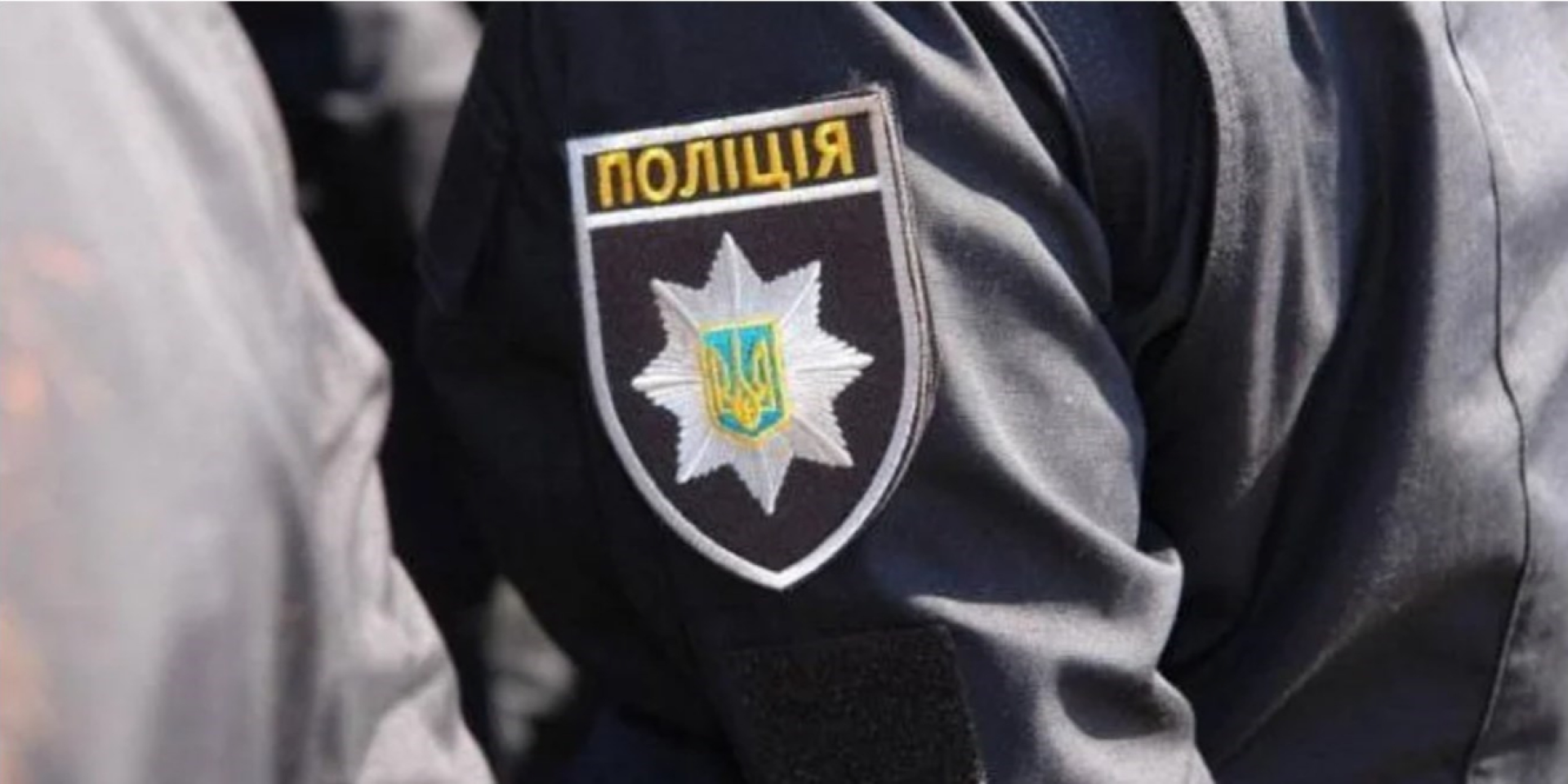 Під час огляду автомобіля виявили та&nbsp;вилучили два чорні пакунки із зеленуватою речовиною рослинного походження, повідомили в&nbsp;Нацполіції (Фото: Нацполіція)