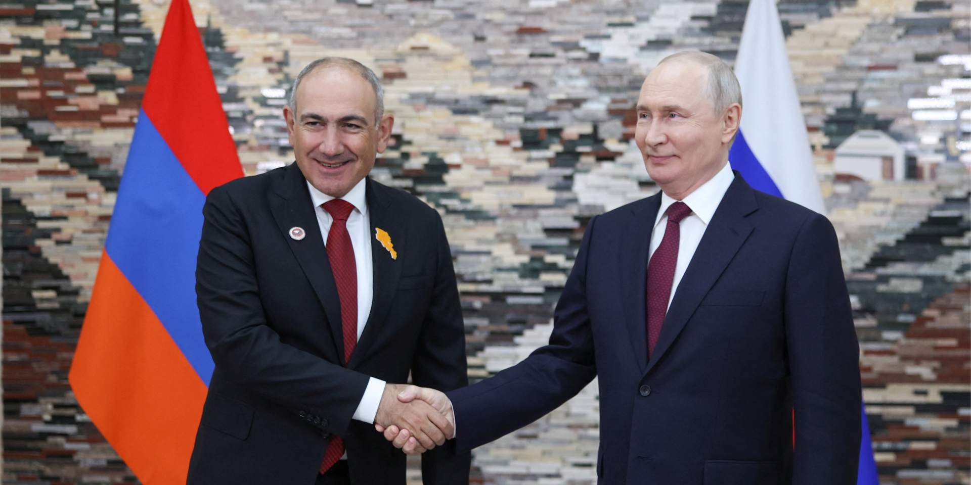 Путін зустрічається з&nbsp;прем'єр-міністром Вірменії Ніколом Пашиняном (Фото: Sputnik/Petr Kovalev/Pool via REUTERS)