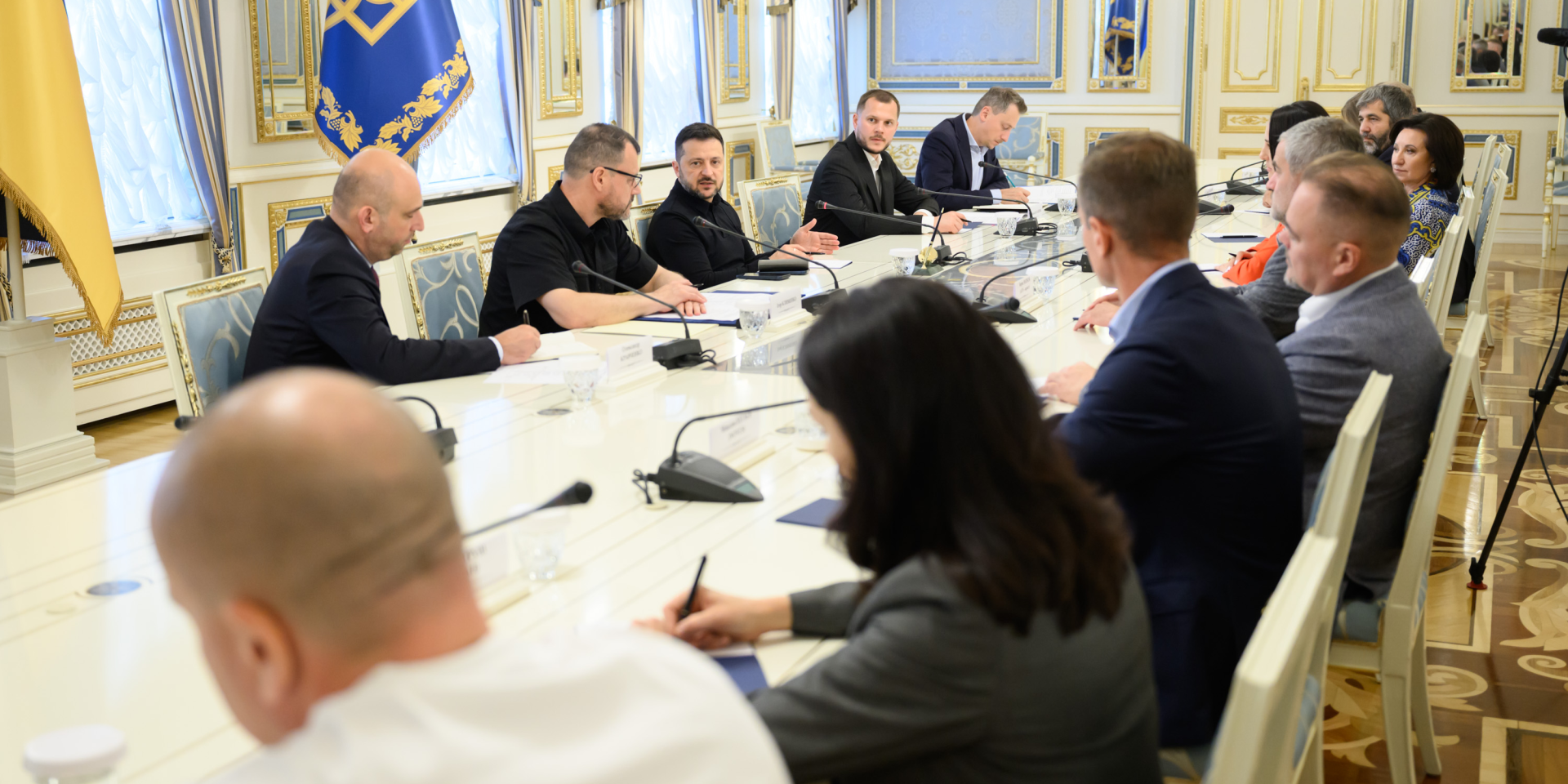 President Volodymyr Zelenskyy held a meeting with the owners, managers and directors of the largest Ukrainian grocery and construction supermarkets, hypermarkets and marketplaces (Photo: x.com/ZelenskyyUa)