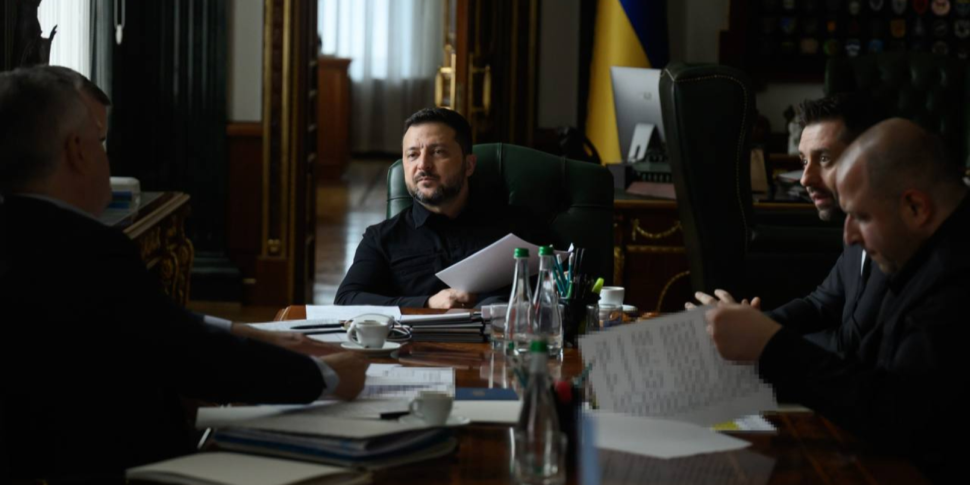 Президент Володимир Зеленський під час наради з&nbsp;українською переговорною групою перед зустріччю з&nbsp;представниками президента США (Фото: Zelenskiy Official / Telegram)