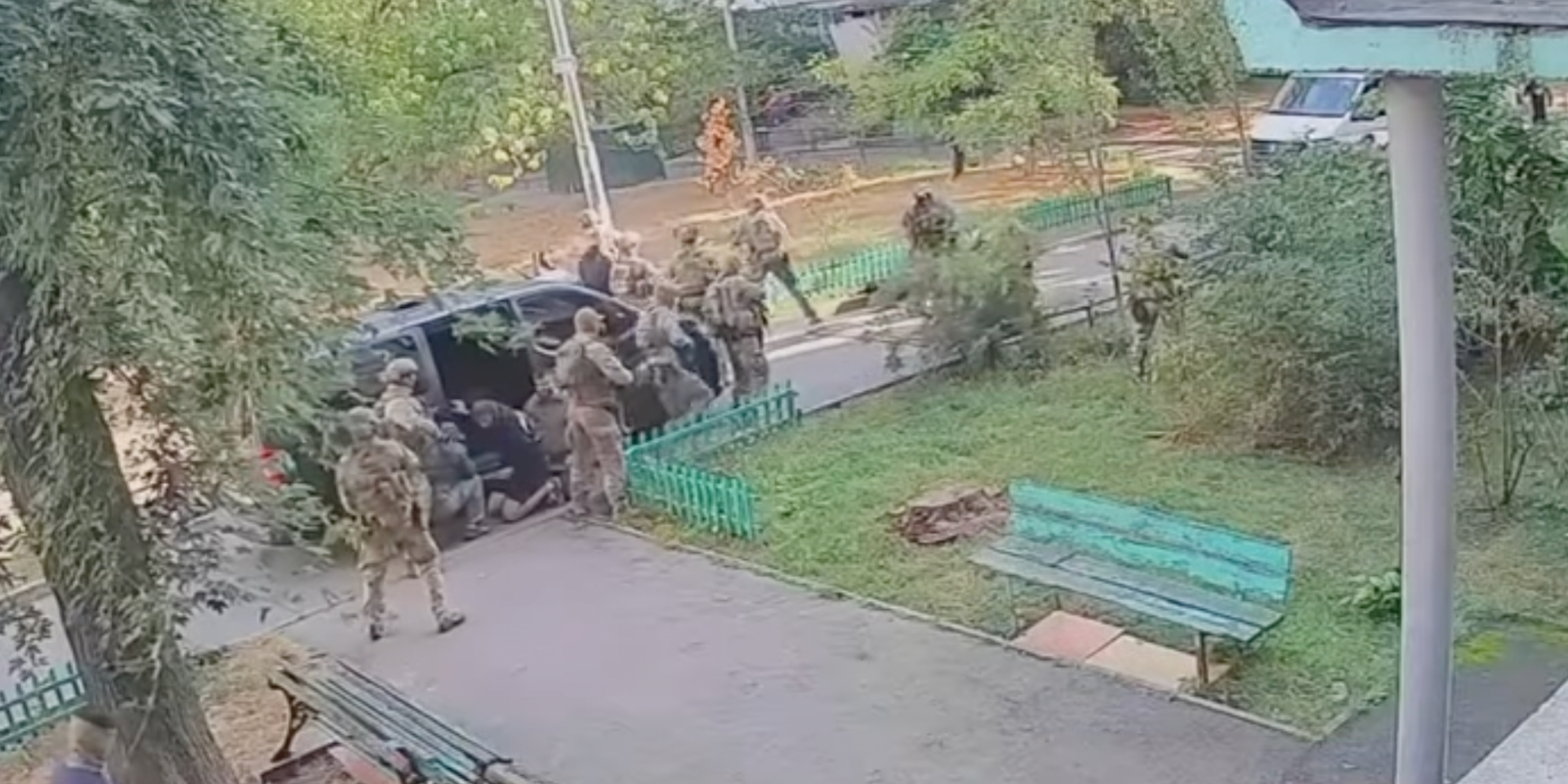На&nbsp;кадрах зафіксовано частину інциденту, який стався на&nbsp;вулиці Юрія Шумського на&nbsp;столичних Березняках (Фото: Українська правда)
