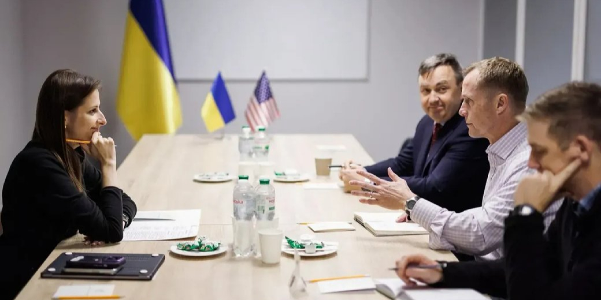 Ганна Гвоздяр під час зустрічі із командувачем Спеціальної місії НАТО Кертісом Баззардом (Фото: Міністерство оборони України)