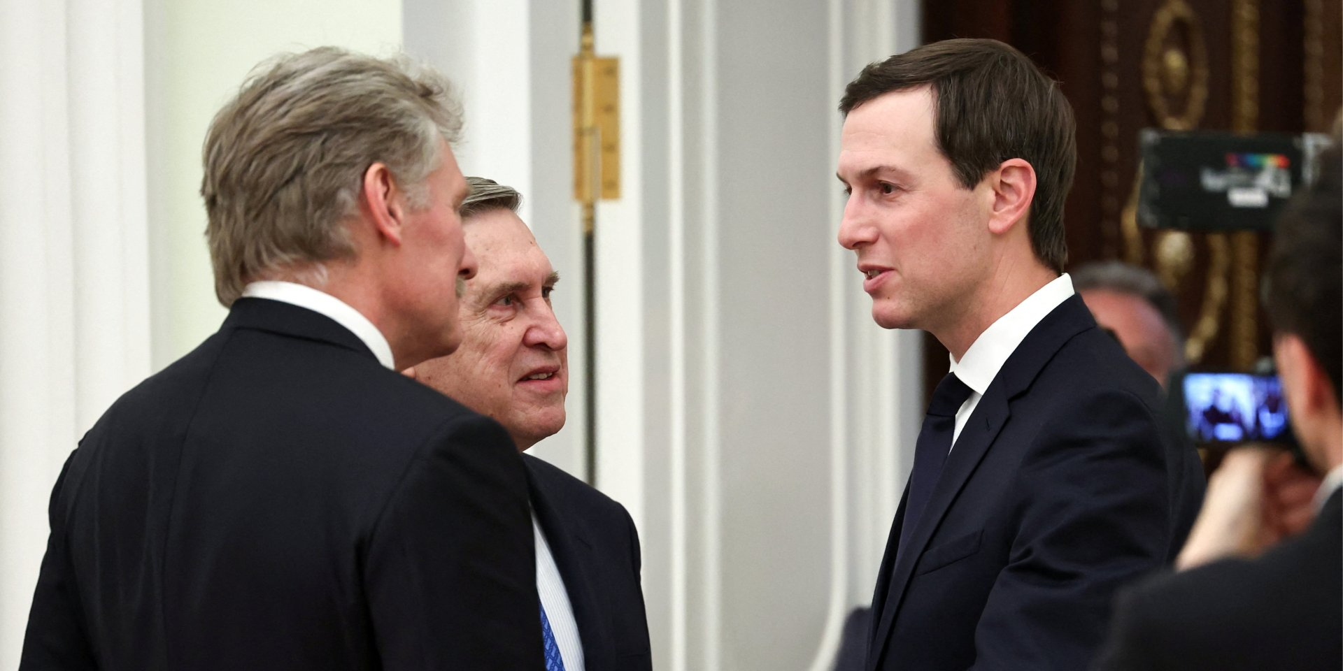 Зять президента США Джаред Кушнер, радник російського диктатора Юрій Ушаков і спікер Дмитро Пєсков у&nbsp;Москві, 22 січня 2026 року (Фото: Sputnik/Alexander Kazakov/Pool via REUTERS)