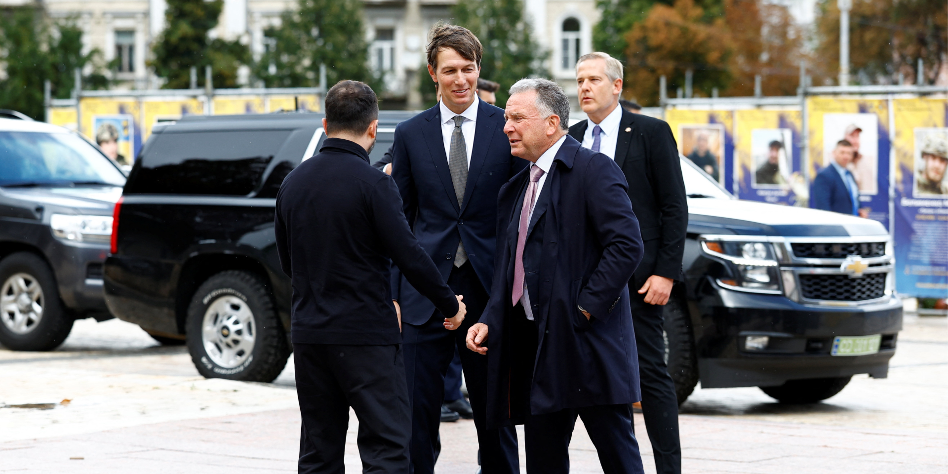 Президент Володимир Зеленський вітає зятя президента США Дональда Трампа Джареда Кушнера та&nbsp;спеціального посланника США Стіва Віткоффа (Фото: EUTERS/Valentyn Ogirenko)