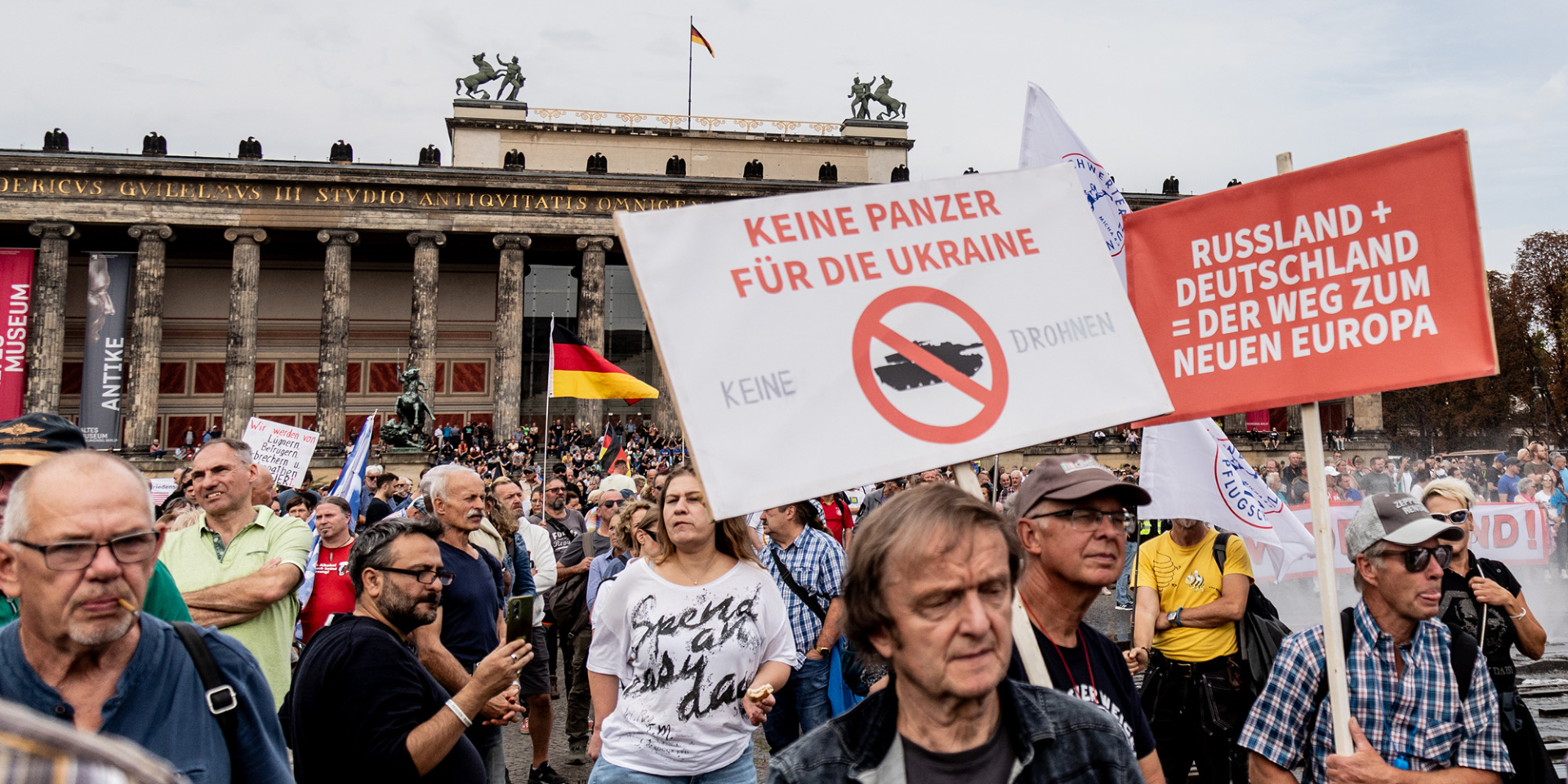 На&nbsp;митинге в&nbsp;честь 33-й годовщины Дня единства Германии сторонники AfD держали плакаты с&nbsp;надписями «Нет танкам и&nbsp;дронам для Украины» и&nbsp;«Россия + Германия = путь к&nbsp;новой Европе» (Фото: Getty Images/Nicholas Muller)