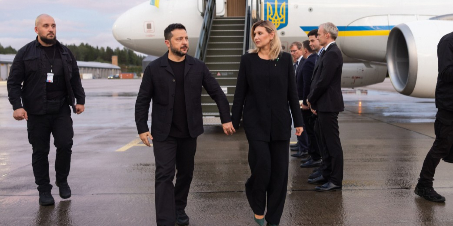 Президент Володимир Зеленський із дружиною Оленою Зеленською після прильоту літаком до&nbsp;Осло (Фото: Офіс президента України)