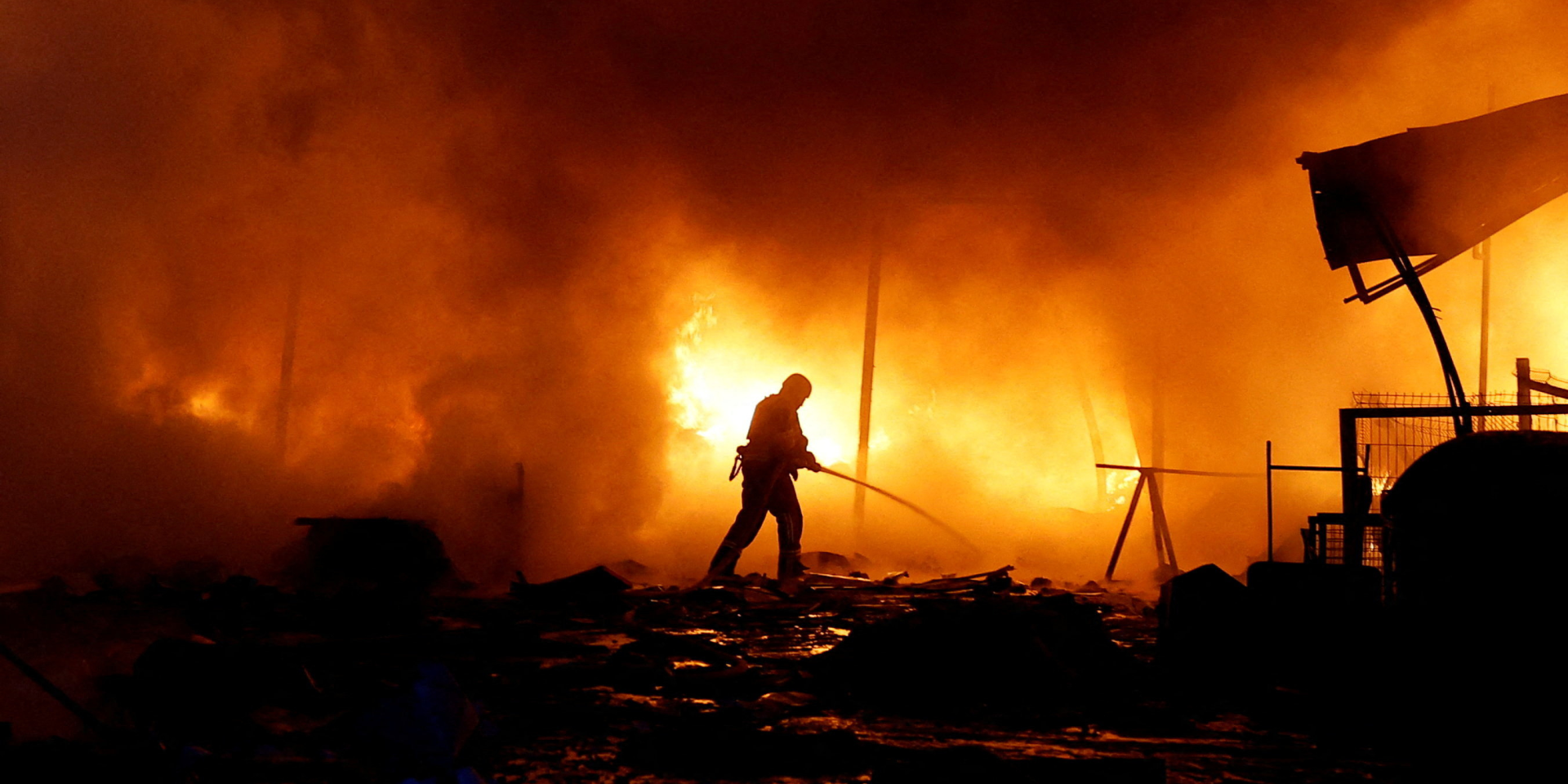 Спасатель на&nbsp;месте российского удара по&nbsp;Киеву 8&nbsp;сентября 2026 года (Фото: REUTERS/Valentyn Ogirenko)