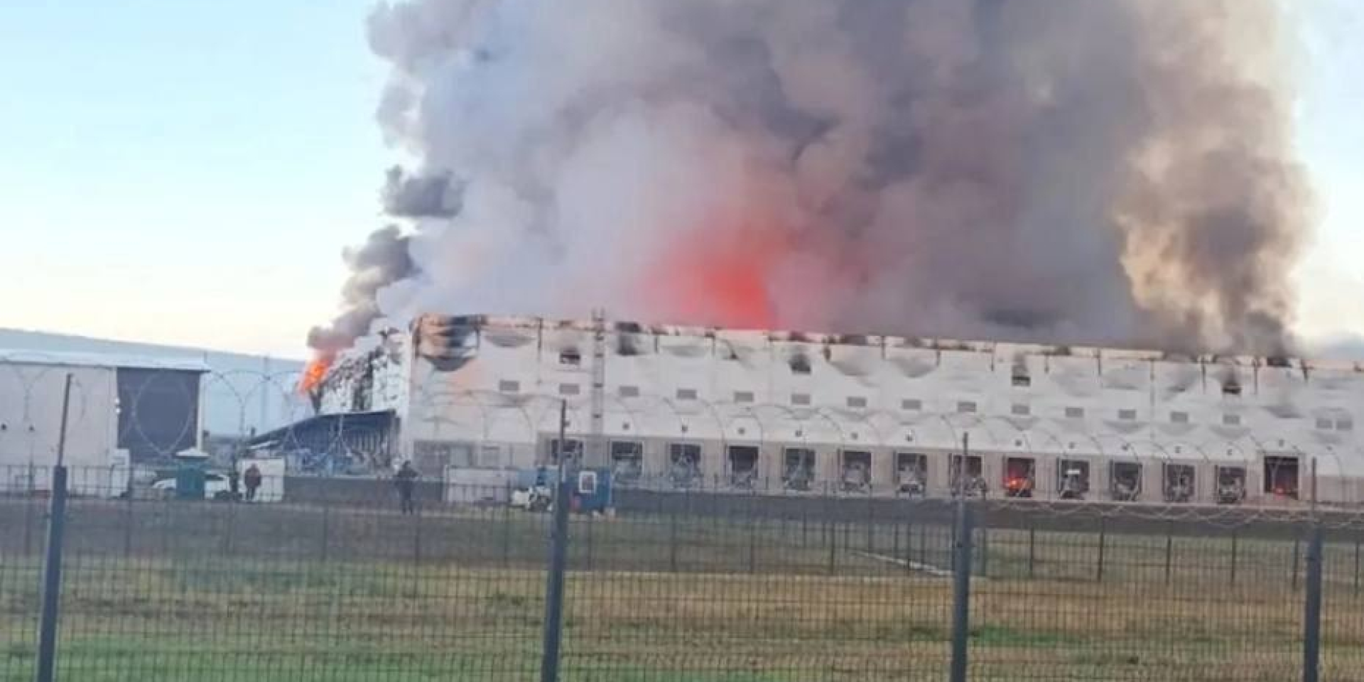 Пожежа в&nbsp;логістичному хабі Ozon у&nbsp;Саратові після ударів 11 вересня (Фото: Exilenova+)