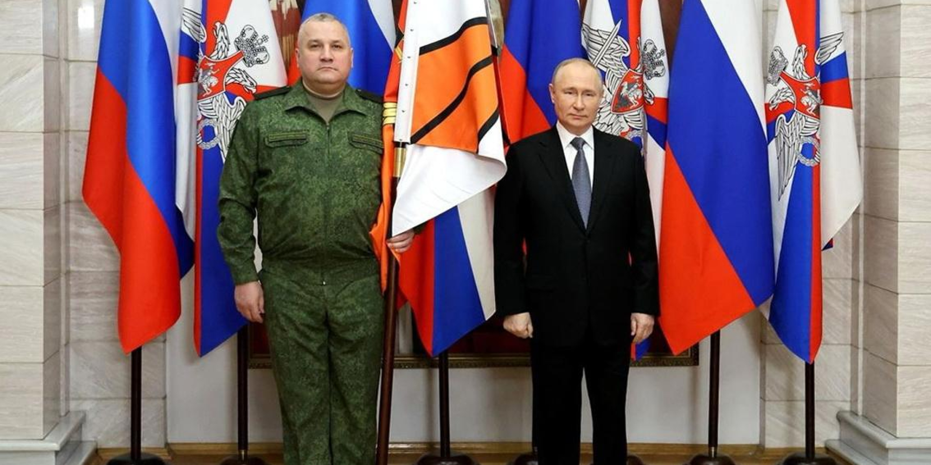 Генерал-лейтенант армії країни-агресора Росії Сергій Мільчаков та&nbsp;диктатор Володимир Путін (Фото: Важные истории / Telegram)