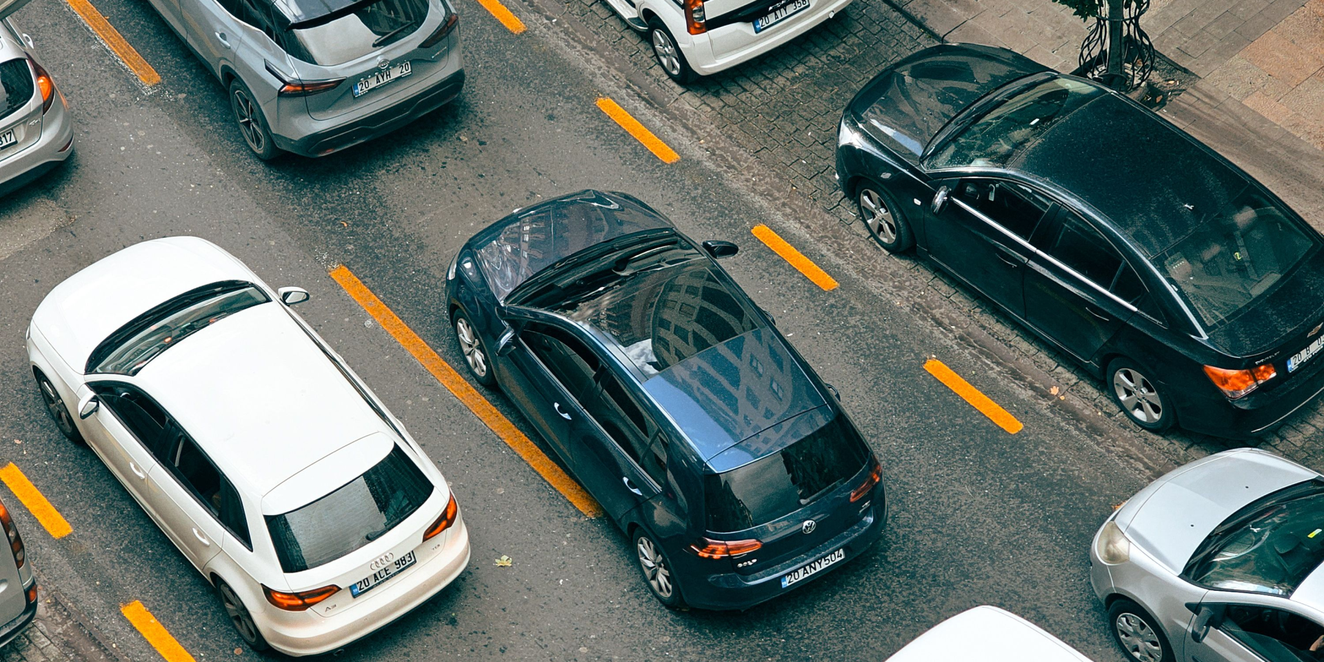 Чому авто заносить убік під час різкого гальмування (Фото: pexels.com)