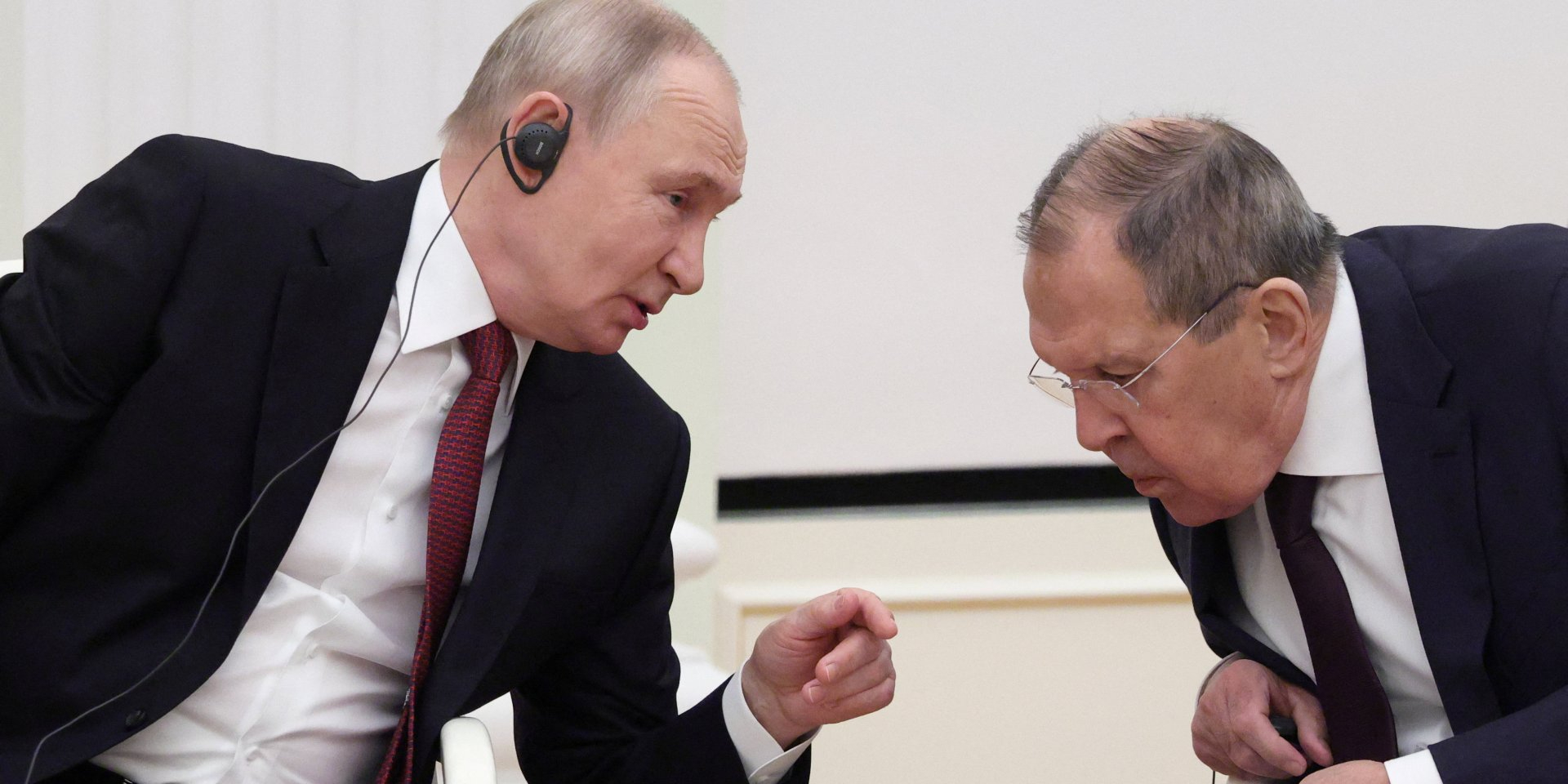 Російський диктатор Володимир Путін розмовляє з міністром закордонних справ&nbsp;РФ Сергієм Лавровим 22 січня 2026 року (Фото: REUTERS/Ramil Sitdikov/Pool)