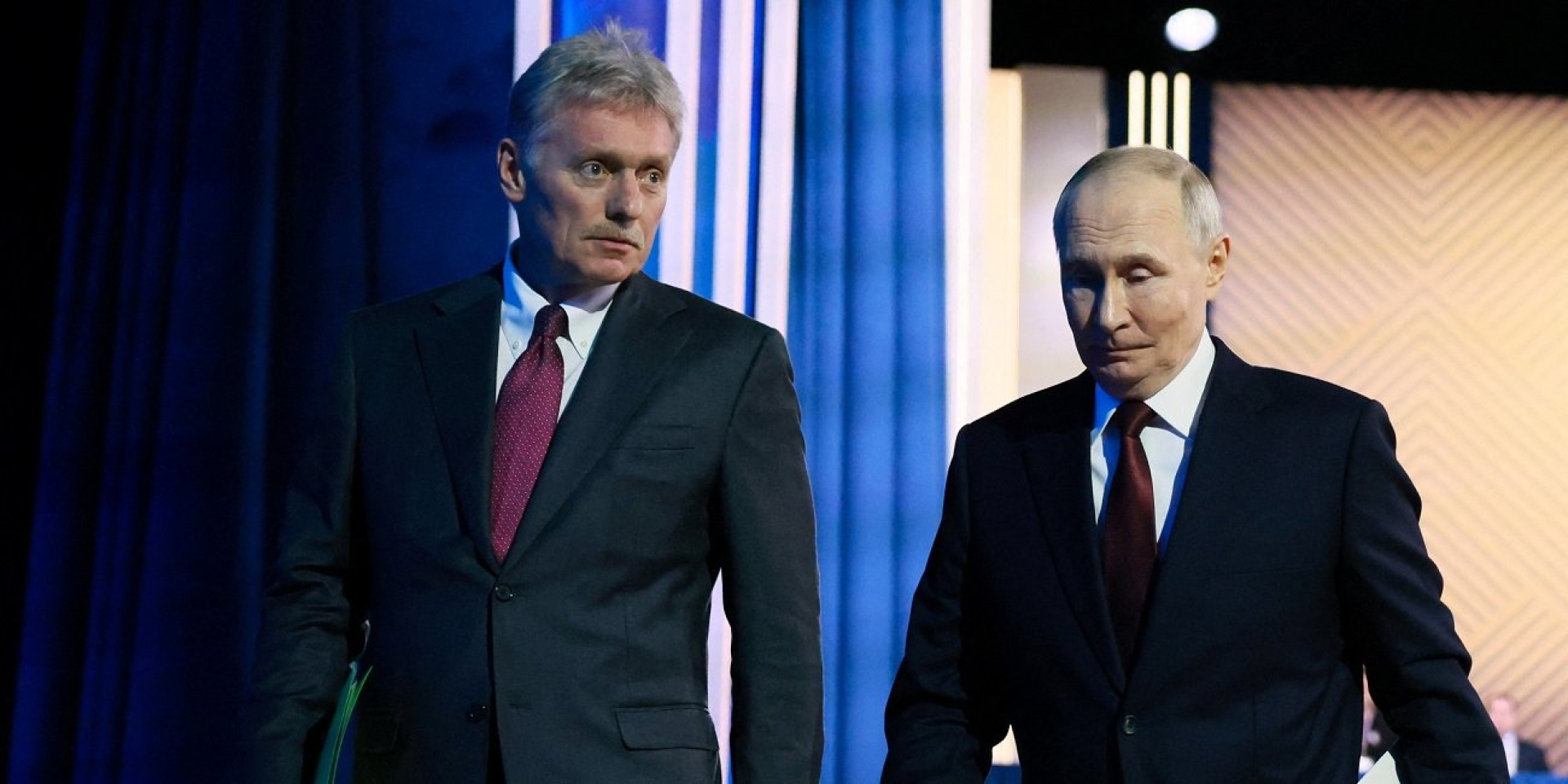 Речник Кремля Дмитро Пєсков і російський диктатор Володимир Путін, 19 грудня 2025 року (Фото: Sputnik/Mikhail Metzel/Pool via REUTERS)