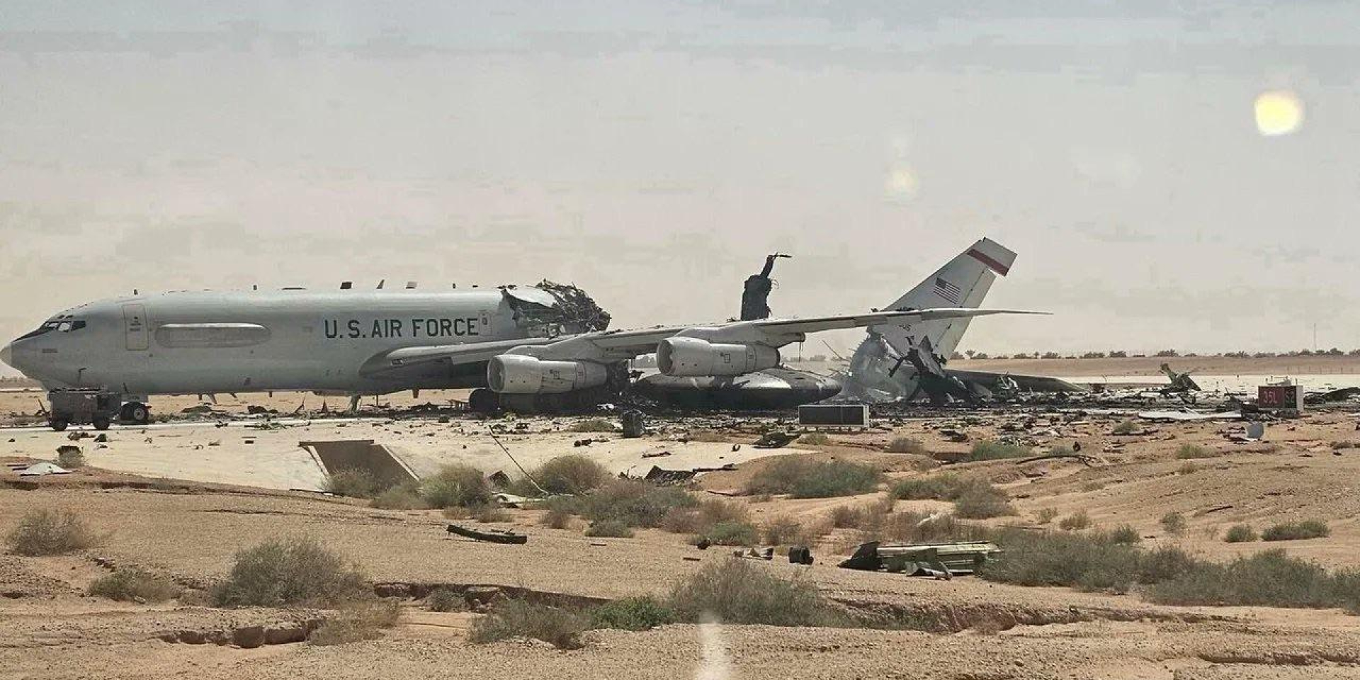 Фотографія без дати, на&nbsp;якій зображено зруйнований літак Boeing E-3 Sentry на&nbsp;авіабазі «Принц Султан» у&nbsp;Саудівській Аравії, приблизно за&nbsp;100&nbsp;км на південний схід від Ер-Ріяда (Фото: CBS News)