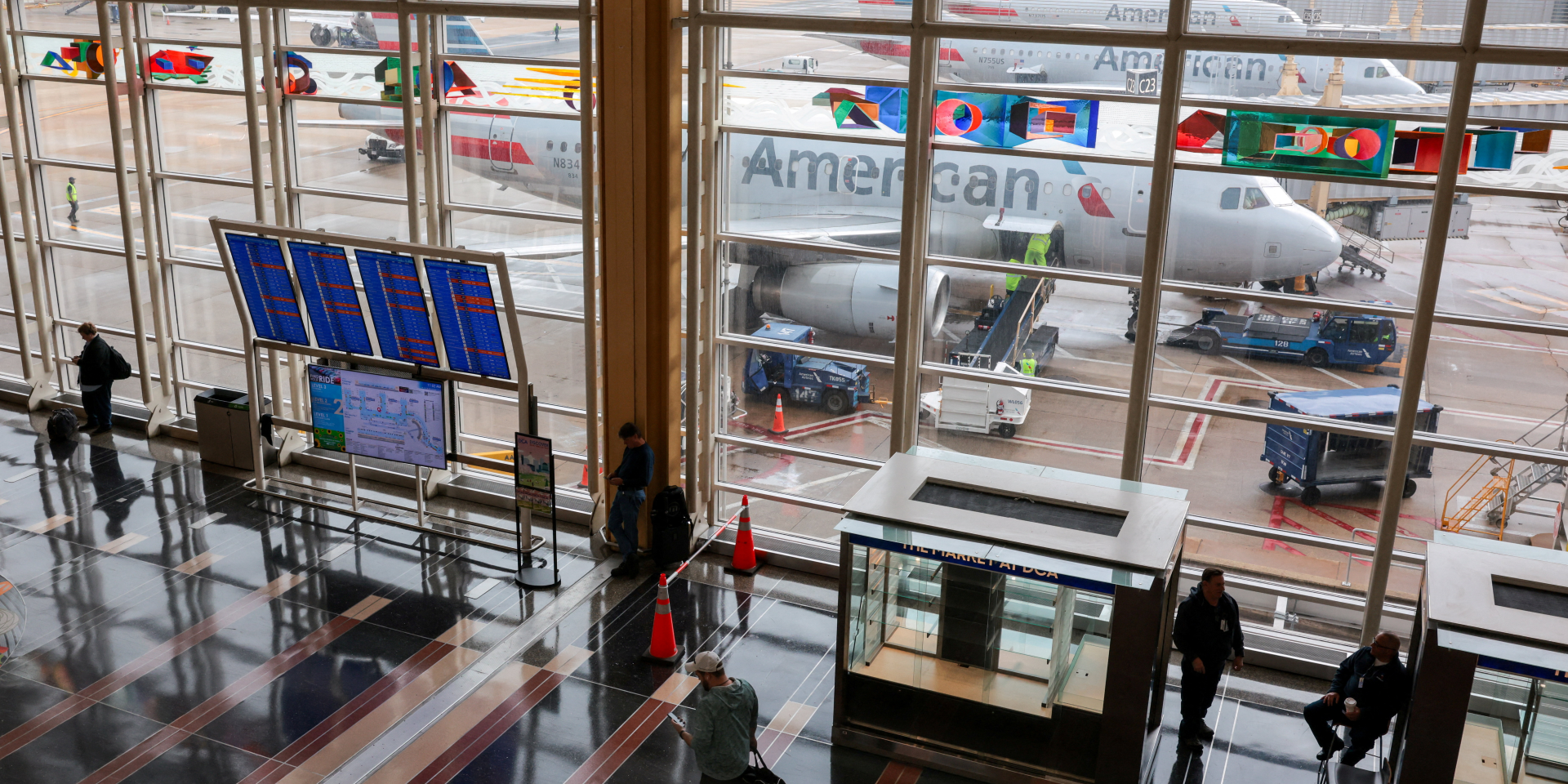 Самолеты American Airlines на&nbsp;взлетно-посадочной полосе Национального аэропорта имени Рональда Рейгана в&nbsp;Вашингтоне (Фото: REUTERS/Kylie Cooper/File Photo)