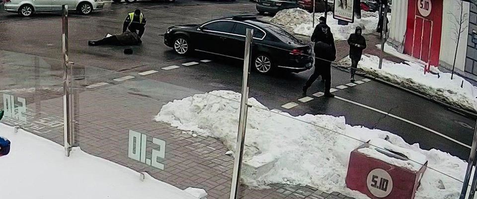  Автомобіль з кортежу збив чоловіка 1930 року народження, який вийшов на проїзну частину на заборонний сигнал регулювальника 