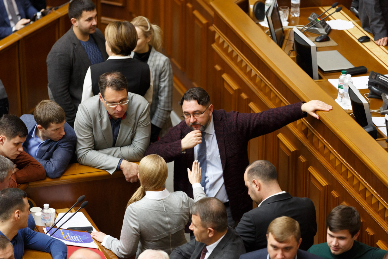 Микита Потураєв вислуховує претензії Юлії Тимошенко щодо ринку землі (Фото: facebook.com/pg/sluganarodu.official)