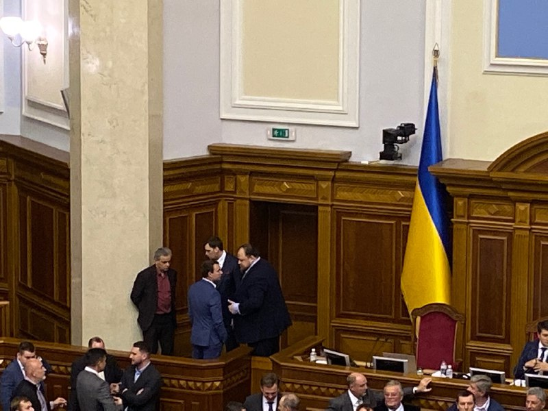 Прем'єр-міністр Олексій Гончарук та віце-спікер Руслан Стефанчук вмовляють Сергія Рахманіна з Голоси підтримати ринок землі (Фото: НВ / Христина Бердинських)