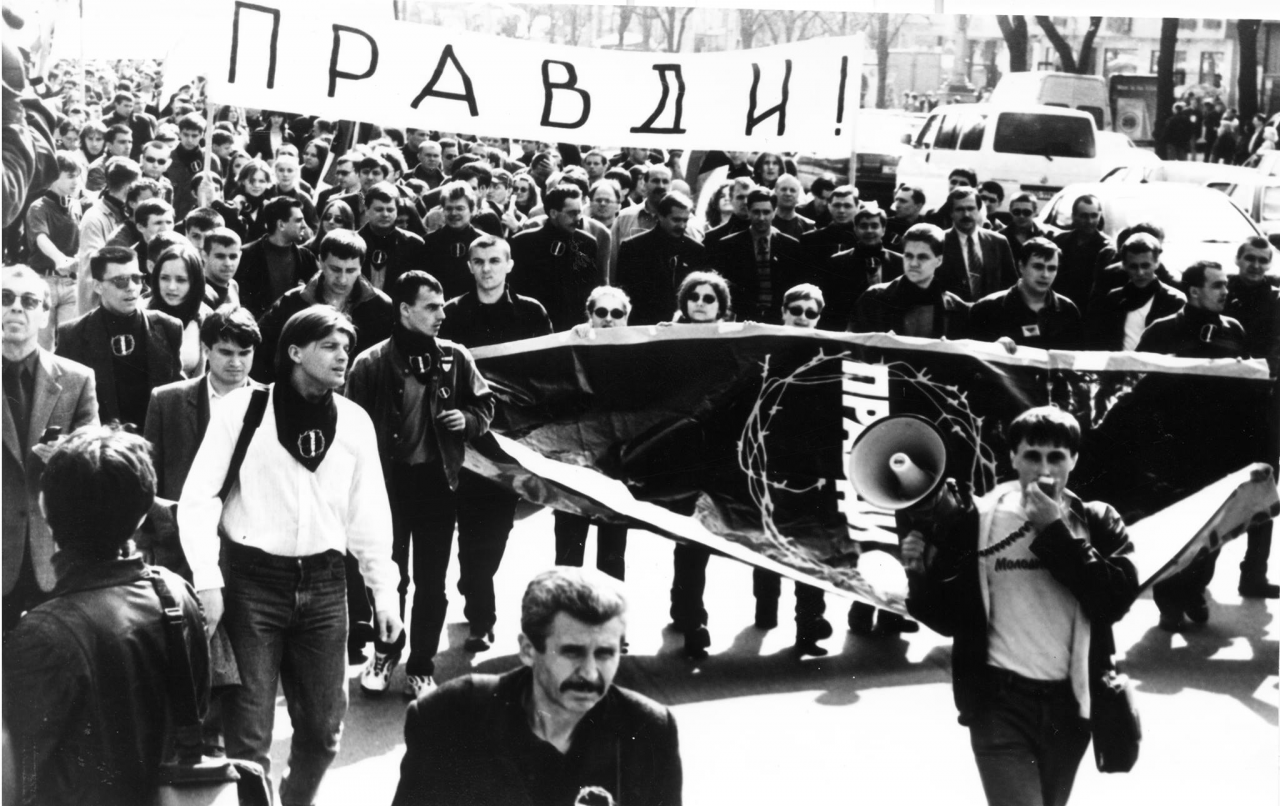 Гузь (на передньому плані) під час акції Україна без Кучми (Фото: Сайт Ігоря Гузя)