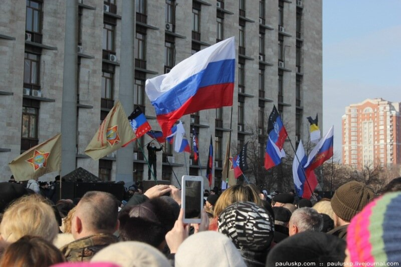 Серед прапорів можна побачити і ганчірку 