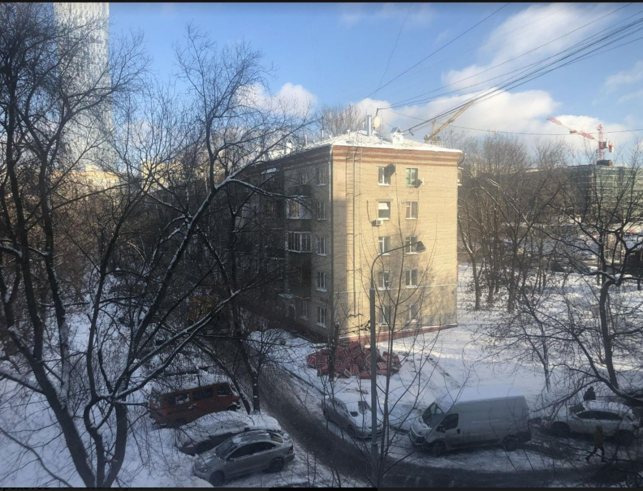 Будинок, з якого за Дмитром Биковим і його дружиною стежили через бінокль (Фото: The Insider)