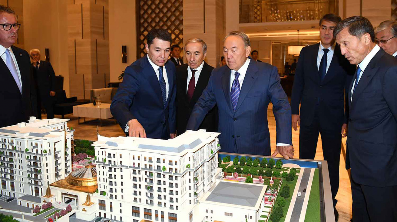 Назарбаєв на екскурсії готелем St. Regis Astana, 2017 рік (Фото: Акорда)