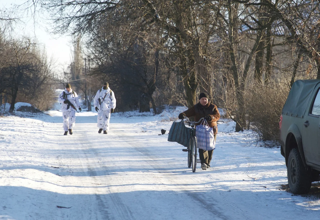 Ukrainian servicemen patrol an area near Horlivka, a city in the Russian-occupied part of Donbas (Фото: Reuters)
