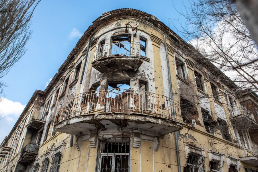 One of the buildings in Mariupol that still bare a trace of the Russian-led militants' attempt to seize control over the city in 2014 (Фото: Oleksandr Medvedev/NV)