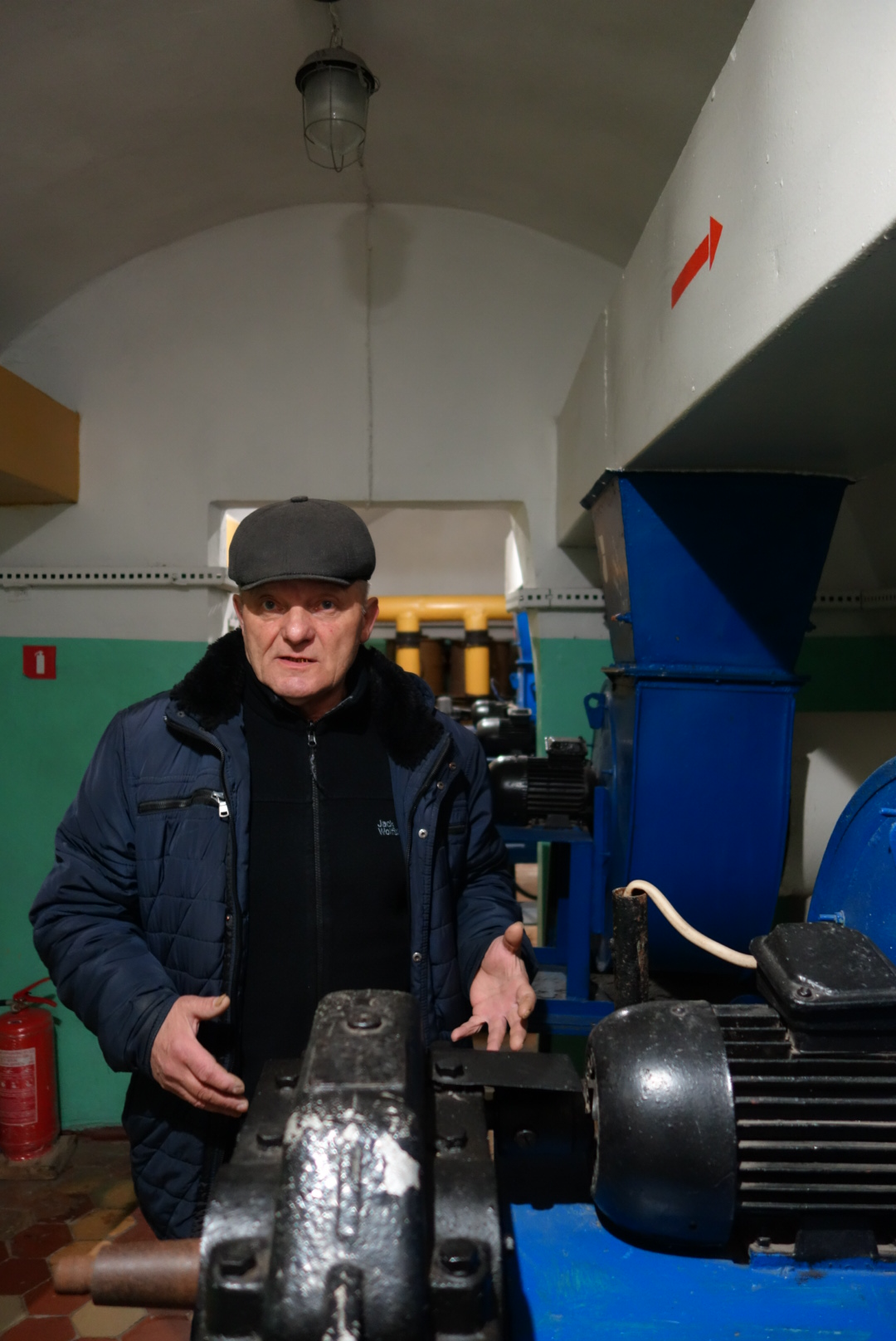 Orest Brezytskyi explains the work of the bunker's ventilation system (Фото: Isobel Koshiw)