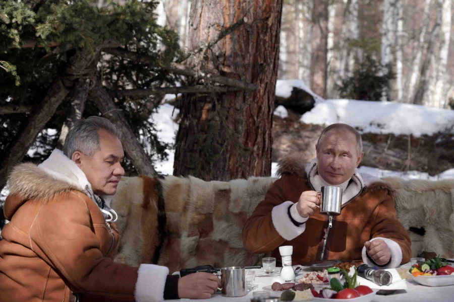 Russian Defense Minister Sergei Shoigu and Russian President Vladimir Putin enjoy their lives (Фото: Reuters)