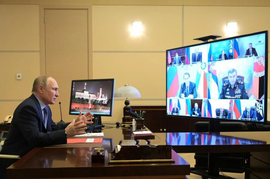 Vladimir Putin speaking to Russia's officials via video conference (Фото: Reuters)