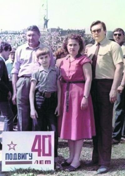 Янукович з родиною в молодості