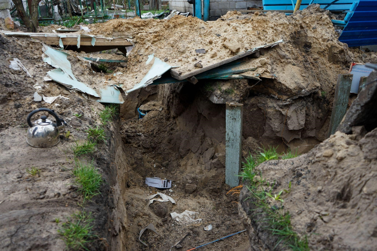 Russian fortifications in Ira’s garden (Фото: Anthony Bartaway/NV)