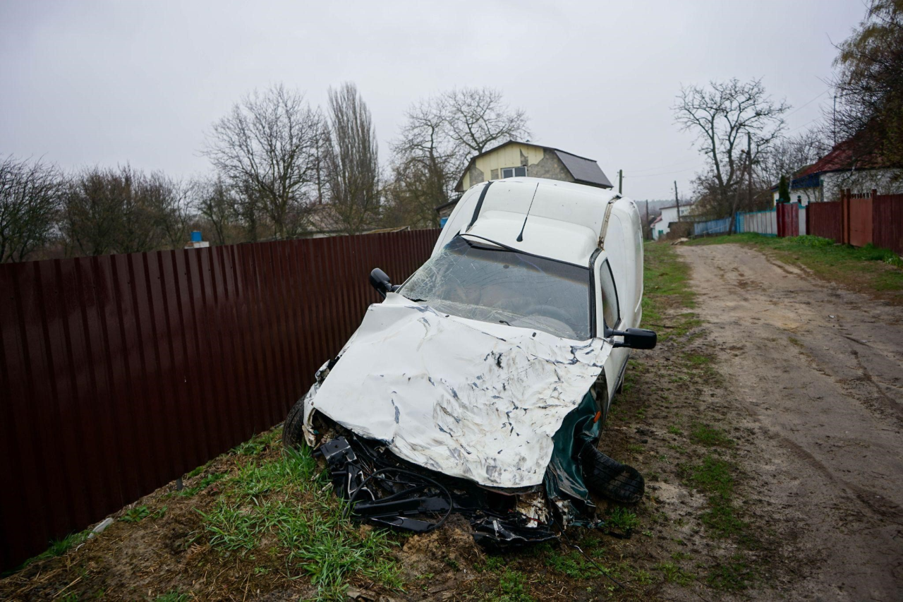 A van run over by a Russian APC in Kulazhyntsi (Фото: Anthony Bartaway/NV)