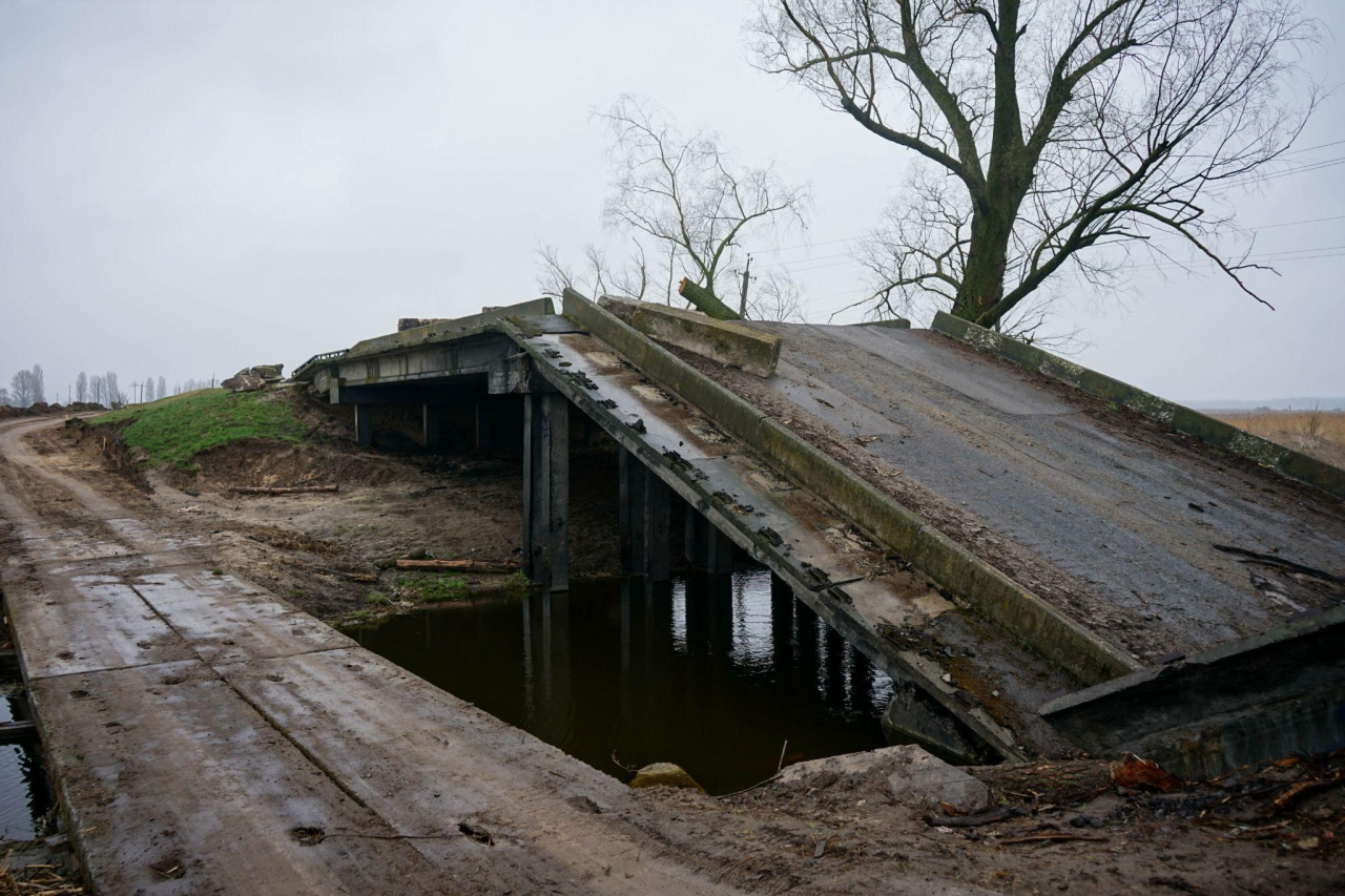 The temporary bridge to Kulazhyntsi can be seen next to its destroyed counterpart (Фото: Anthony Bartaway/NV)