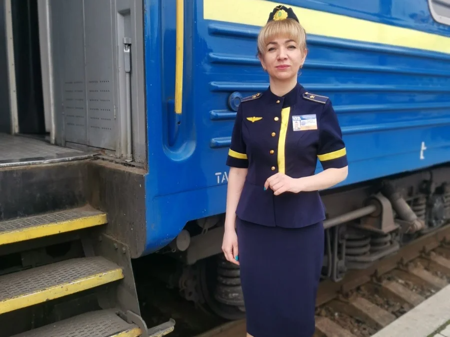 During two months of work on evacuation trains, the conductor Alla Hadirova learned to make poufs from buckets and heaters from empty bottles (Фото: DR)