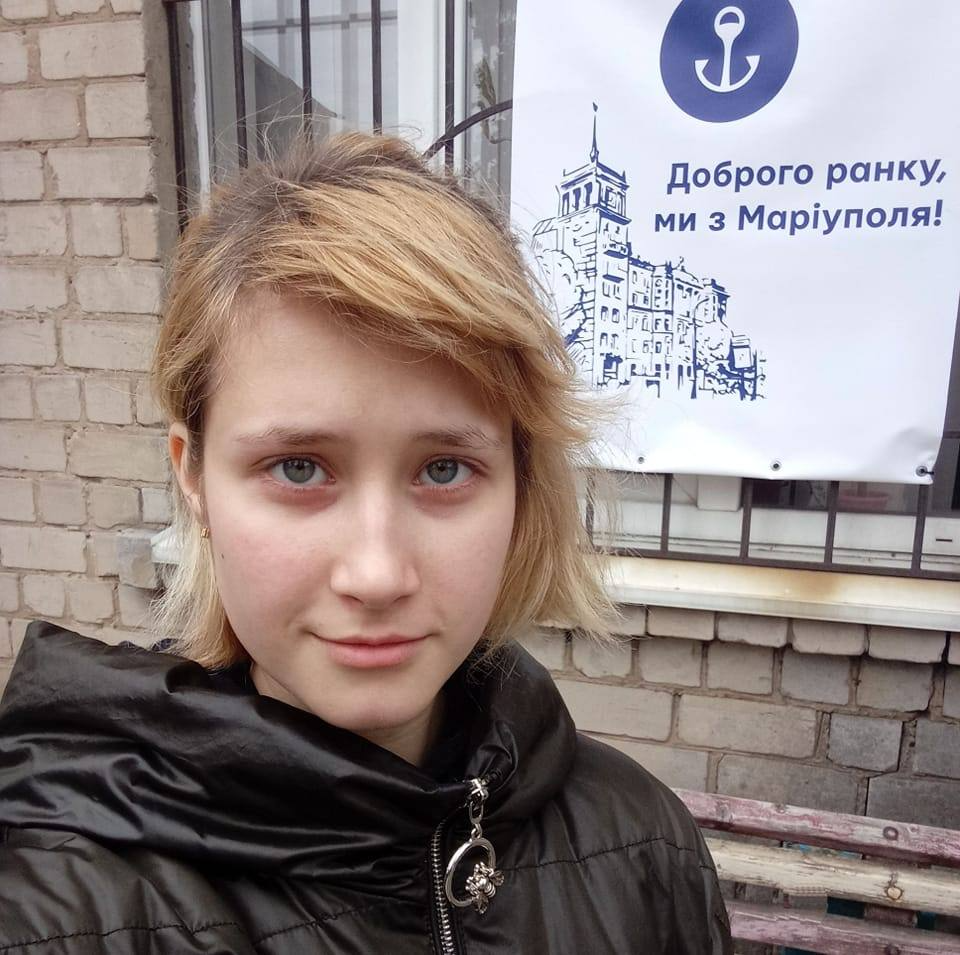 Maria Vdovychenko, a 17-year-old refugee from Mariupol, takes a selfie near the volunteer center 