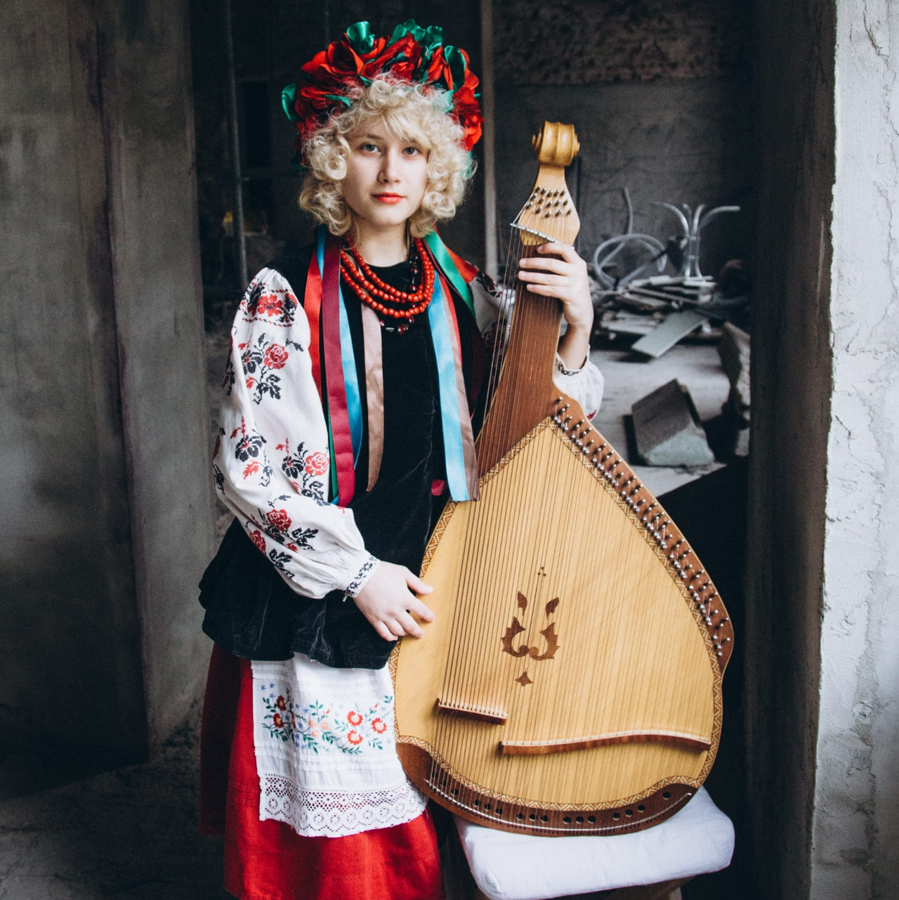 Maria Vdovychenko poses for a photo with her bandura (Фото: Vdovychenko/Facebook)
