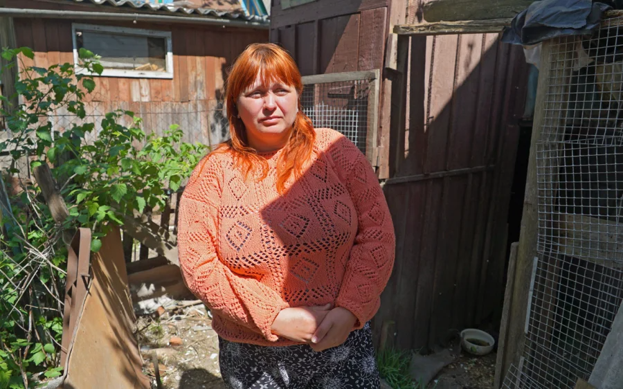 Svitlana Voyteshenko near the chicken coop, where she found her brother killed by Krasnoyartsev (Фото: Kristina Berdynskykh)