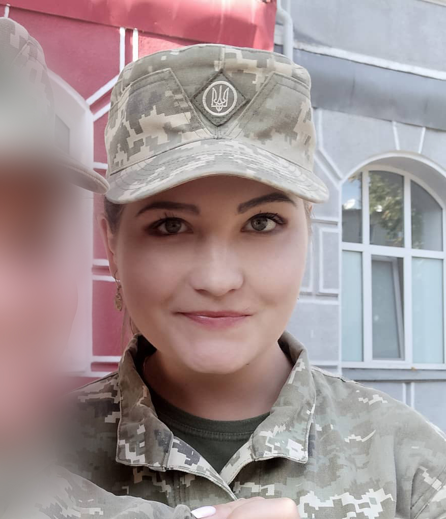 Для 27-річної Олени Кривцової військова медицина стала сімейною справою - дівчина допомагала у стаціонарі в Маріуполі, доки чоловік працював у полях в зоні ООС (Фото: DR)