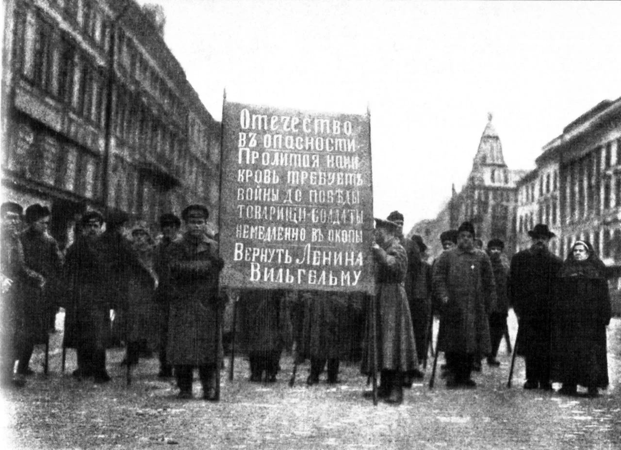 ГІДНА ЗУСТРІЧ: Антибільшовицька демонстрація в Петрограді у квітні 1917 року. На той час Ленін приїхав до Росії і на проплаченому мітингу закликав пролетаріат захопити владу. (Фото: DR)
